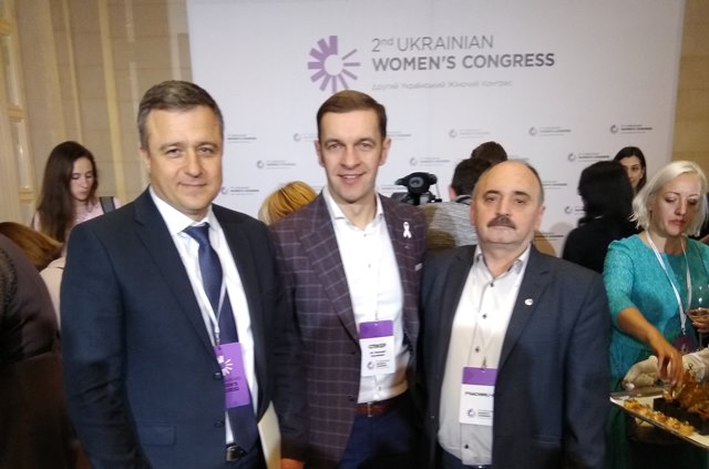 В. Сіткар зі спікерами дискусійної платформи ''Чоловіки у декреті та відповідальне батьківство'. Зліва направо М.Кулеба,уповноважений Президента України з прав дитини, Г.Кривошея,народний депутат